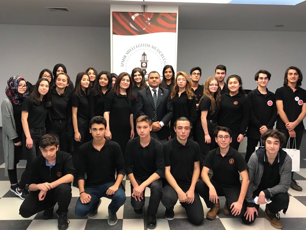 gaziemir_mem's tweet photo. #ISEWorld ve @izmir_ilmem in ortaklaşa düzenlediği #İzmiritanıtHayalineUç Yarışmasında 97 okuldan Gaziemir Nevvar Salih Anadolu Lisesi 3. oldu. "The City Which Lives" projesinin danışman öğretmeni Nagihan Babur'u ve öğrencileri Sedat Korkmaz ve Yusuf Diler'i kutluyoruz.. https://t.co/ayVWx6HP8k