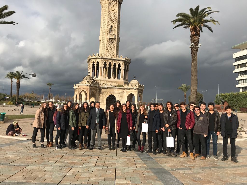 gaziemir_mem's tweet photo. #ISEWorld ve @izmir_ilmem in ortaklaşa düzenlediği #İzmiritanıtHayalineUç Yarışmasında 97 okuldan Gaziemir Nevvar Salih Anadolu Lisesi 3. oldu. "The City Which Lives" projesinin danışman öğretmeni Nagihan Babur'u ve öğrencileri Sedat Korkmaz ve Yusuf Diler'i kutluyoruz.. https://t.co/ayVWx6HP8k