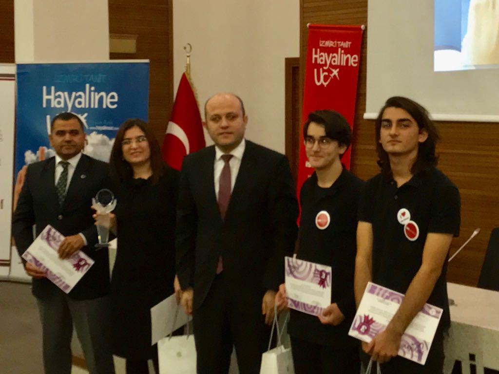 gaziemir_mem's tweet photo. #ISEWorld ve @izmir_ilmem in ortaklaşa düzenlediği #İzmiritanıtHayalineUç Yarışmasında 97 okuldan Gaziemir Nevvar Salih Anadolu Lisesi 3. oldu. "The City Which Lives" projesinin danışman öğretmeni Nagihan Babur'u ve öğrencileri Sedat Korkmaz ve Yusuf Diler'i kutluyoruz.. https://t.co/ayVWx6HP8k