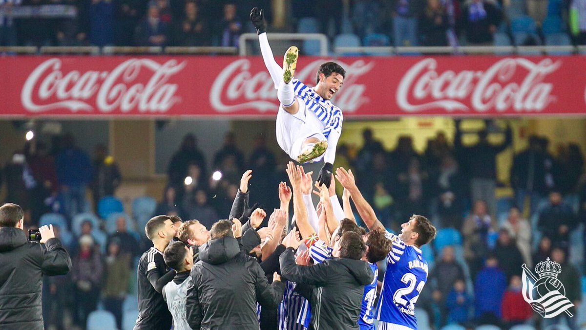 RealSociedad's tweet photo. ESKERRIK ASKO @11carlosV!!! Beti txuri urdin!!! 💙⚪️ #RealSociedad https://t.co/0vPPCREWpG