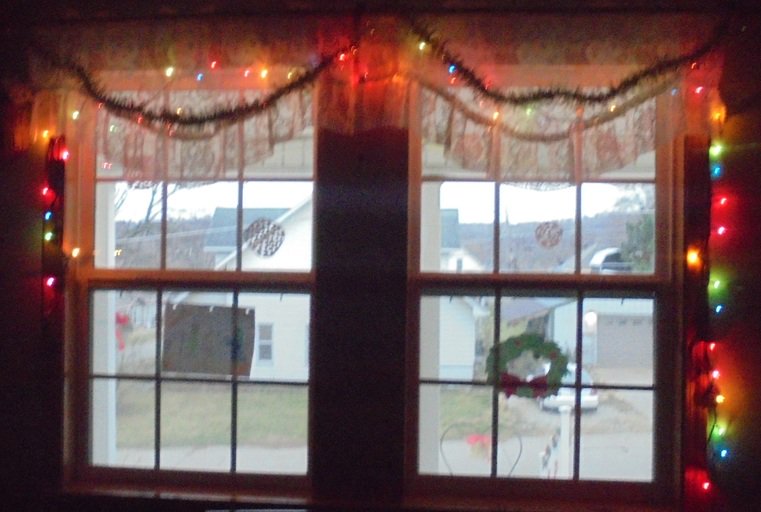 mariabrn's tweet photo. I’m getting festive with my favorite DIY holiday decor! #HolidayWithSmiley https://t.co/FtrHNUO3HQ