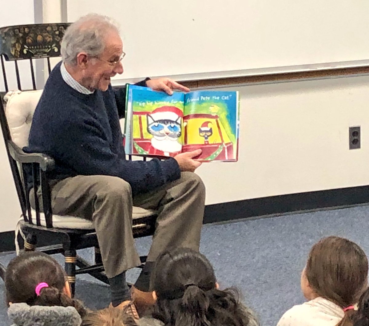 AmphiSchools's tweet photo. It was a pleasure to have Mayor @JRothschildAZ (@CdOHighSchool alumnus) read to our students at Keeling Elementary today! #AmphiFamily #DiscoverAmphi https://t.co/pie23rxsLe