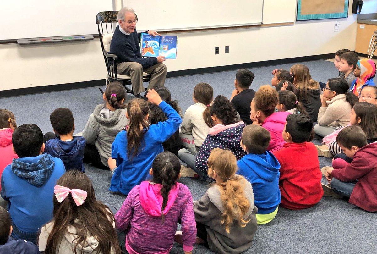 AmphiSchools's tweet photo. It was a pleasure to have Mayor @JRothschildAZ (@CdOHighSchool alumnus) read to our students at Keeling Elementary today! #AmphiFamily #DiscoverAmphi https://t.co/pie23rxsLe