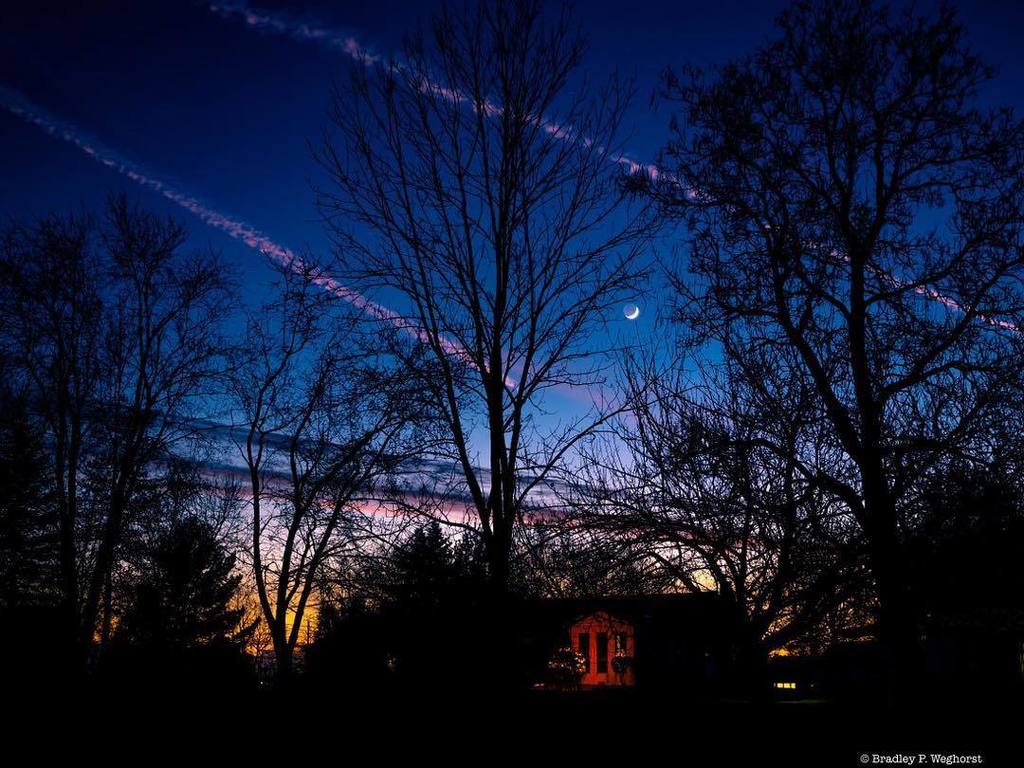 optikalintrigue's tweet photo. Day fades to night. 
#dusk #twilight #almostdark #night #sky #instasky #moon #crescent #sunset #contrails #afterglow #landscapelovers #landscape #nature #mothernature #electricblue #montcopa https://t.co/8H2Kkn6Ahk https://t.co/PnXc823c8U