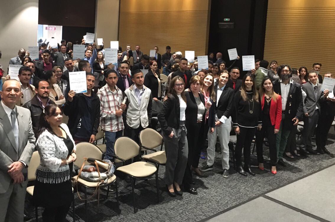 SwedeninCOL's tweet photo. @SwedeninCOL y @A_otterstedt felicita a los 81 jóvenes que culminan hoy programa de formación de #RutaMotor einician una nueva etapa de empleabilidad y emprendimiento en alianza con #FundacionNeme @ChevroletCo @SENAComunica @ICBFColombia @FundacionPlan juntos construyendo futuro https://t.co/ZDQdi9C8tx