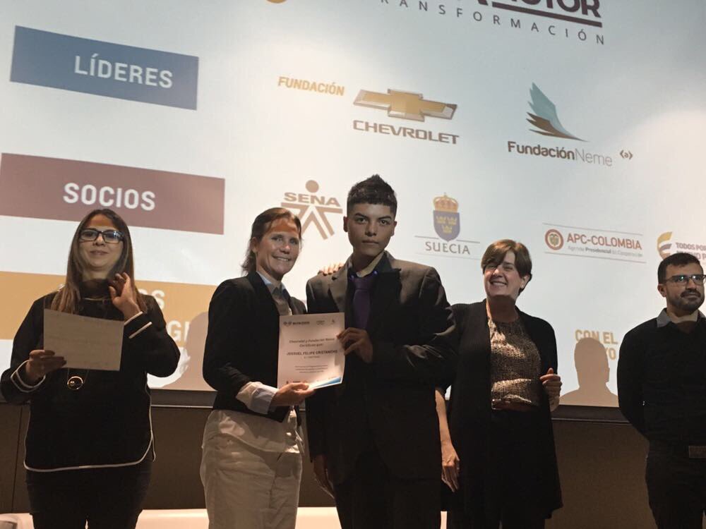 SwedeninCOL's tweet photo. @SwedeninCOL y @A_otterstedt felicita a los 81 jóvenes que culminan hoy programa de formación de #RutaMotor einician una nueva etapa de empleabilidad y emprendimiento en alianza con #FundacionNeme @ChevroletCo @SENAComunica @ICBFColombia @FundacionPlan juntos construyendo futuro https://t.co/ZDQdi9C8tx