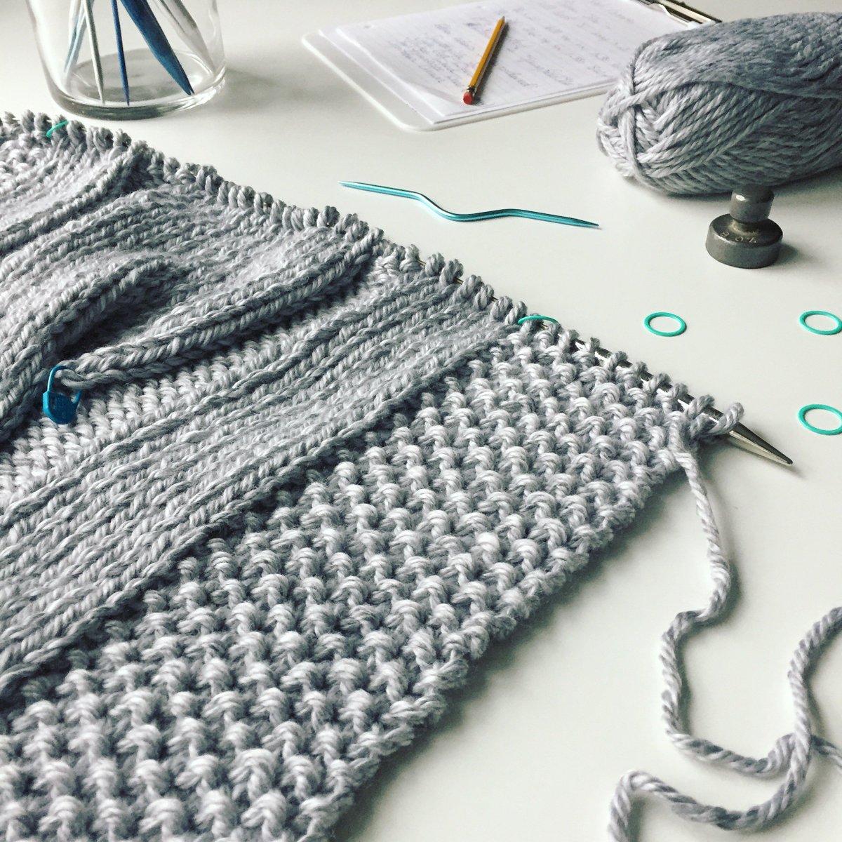 5410Studio's tweet image. Working on a new #knitting design &amp;amp; I love how it looks with @LionBrandYarn Hometown USA in 'Springfield Silver'! ❤️Tonight's plans....watch 'White Christmas' &amp;amp; #knit a few more rows on this cozy project! 😀
#lionbrandyarn