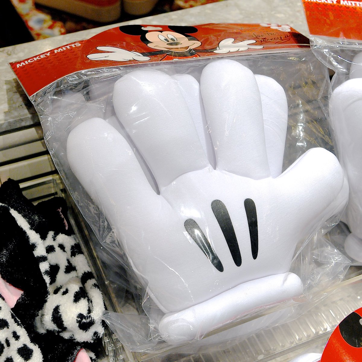 Mezzomikiのディズニーブログ Na Twitteru ミッキーの大きな手袋発売中 価格1500円です T Co Vbol7x5jre