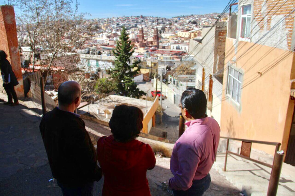 JuditGuerreroL's tweet photo. Los habitantes de Zacatecas estamos muy agradecidos con la SEDATU. Hoy en compañía del coordinador de delegados Marcos Ibarra, y el delegado en Zacatecas, Arnoldo Rodríguez, recorrimos las calles donde se ejecutará la rehabilitación integral de 100 fincas del Centro Histórico. https://t.co/At2WzTHTDd