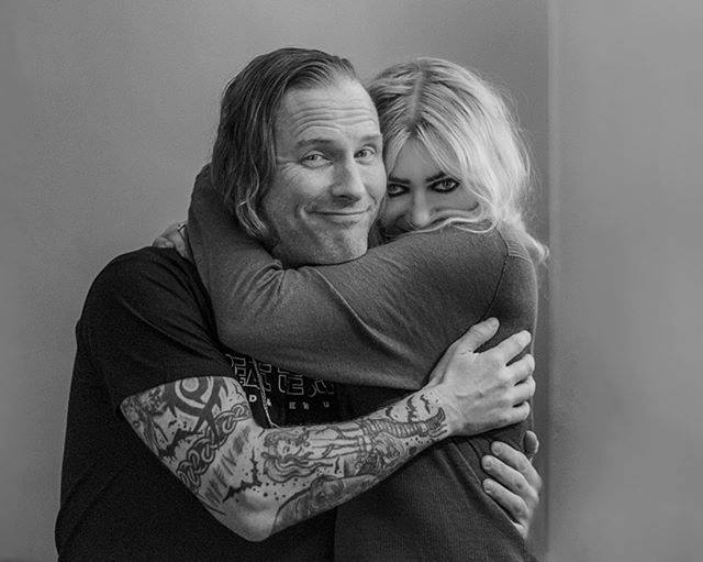 FcZombiesSquad's tweet photo. Corey Taylor e Taylor Momsen https://t.co/z8kjoaaNiU