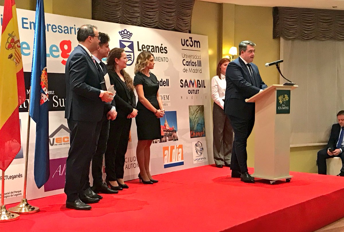 🔔🔔La Asociación de Mujeres Empresarias de #leganes <a href="/amel_leganes/">AMEL.LEGANES</a> recoge hoy el premio  de <a href="/UneLeganes/">unele</a> por su iniciativa <a href="/BarrioBodas/">El Barrio de las Bodas</a> celebrada en nuestra ciudad. Leganés es un referente en el sector nupcial 👰🏻🤵🏼👰🏽🤵🏻👰🏾👰🏼🤵🏻🤵🏾