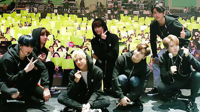AhnNaa7's tweet photo. Love love love love youu..
#GOT7_WorldPerformer
#jblead #mark #jackson #jinyoung #youngjae #bambam #yugyeom https://t.co/CXn9BDHbR2