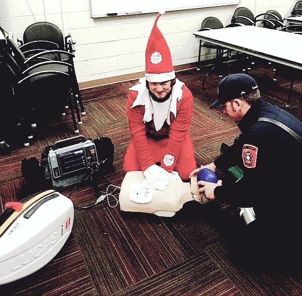 CPRParty's tweet photo. We 💗💙💚 this!! RT @ArlingtonVaFD: Today #FireElf brushed up on his #CPR training, a skill that YOU can easily learn to save lives. Need a easy goal for 2018? Sign up for a CPR class. Many are offered throughout the area. @American_Heart @RedCross https://t.co/nF54iAqTR2