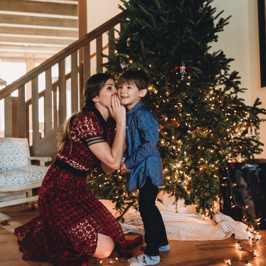 GenPadalecki's tweet photo. I may or may not be sharing a hint on where the Elf flew last night... 💫 https://t.co/nUw0A5R04R