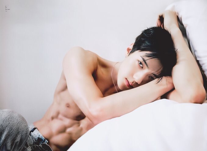 Oohsehungifs's tweet photo. I’m so done with him https://t.co/tnFYLgJrSt