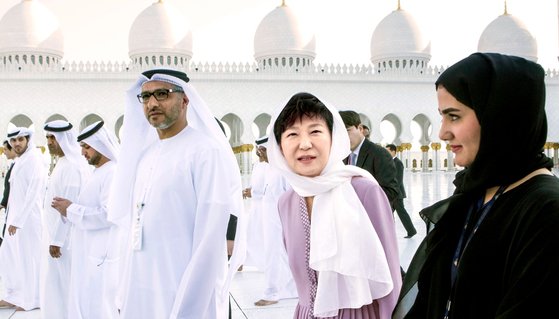 bdecem52's tweet photo. UAE에서 이명박이 원전수수 20조원 수주를 했고
박근혜 대통령이 UAE를 방문 해서 42조원을 수주 했는데
청와대가 박근혜 대통령 때문에 UAE에 갔다는건 적반하장이다
문재인이 해외에 나가서 밥 빌어먹고 왕따 당한거 외에 뭘 했냐
외화 한푼 못벌고 돈만 축내고 웃움꺼리만 되었다 https://t.co/nxLCTk3Uou