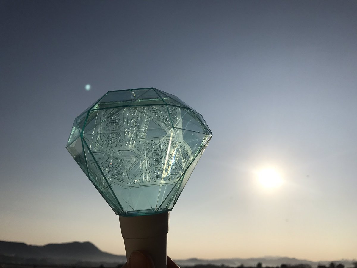 The moon was tinted aqua blue in Japan,which is SHINee's official color as u can see from the lightstick.The most beautiful angel shining the brightest in the clear sky. Rest in peace Jonghyun, we all miss u, you did well💙
#YouDidWellJonghyun

Cr:ayasannsann