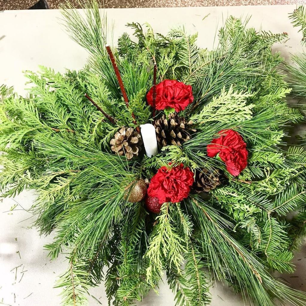 HMHevents's tweet photo. Trying our hand at Christmas centrepieces 
#kitchenermarket #crafttime https://t.co/RaePzHaJKV