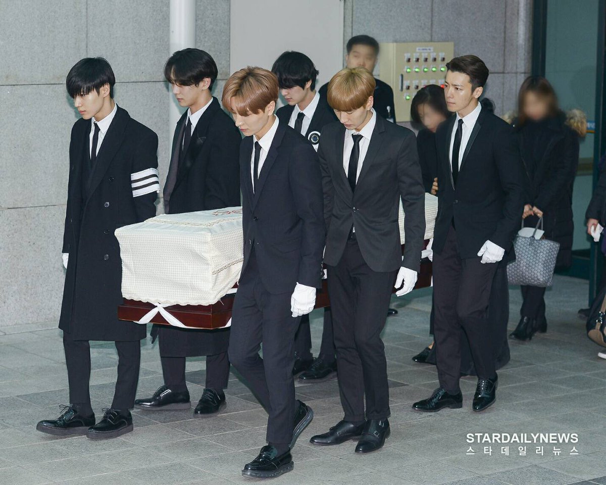 kwonhyunbae's tweet photo. My heart break into a million pieces 💔

Rest in peace, Jonghyun. 

#RestinPeaceJonghyun 
#PrayForJonghyun 
#RIPJonghyun https://t.co/j4hOerKy3r