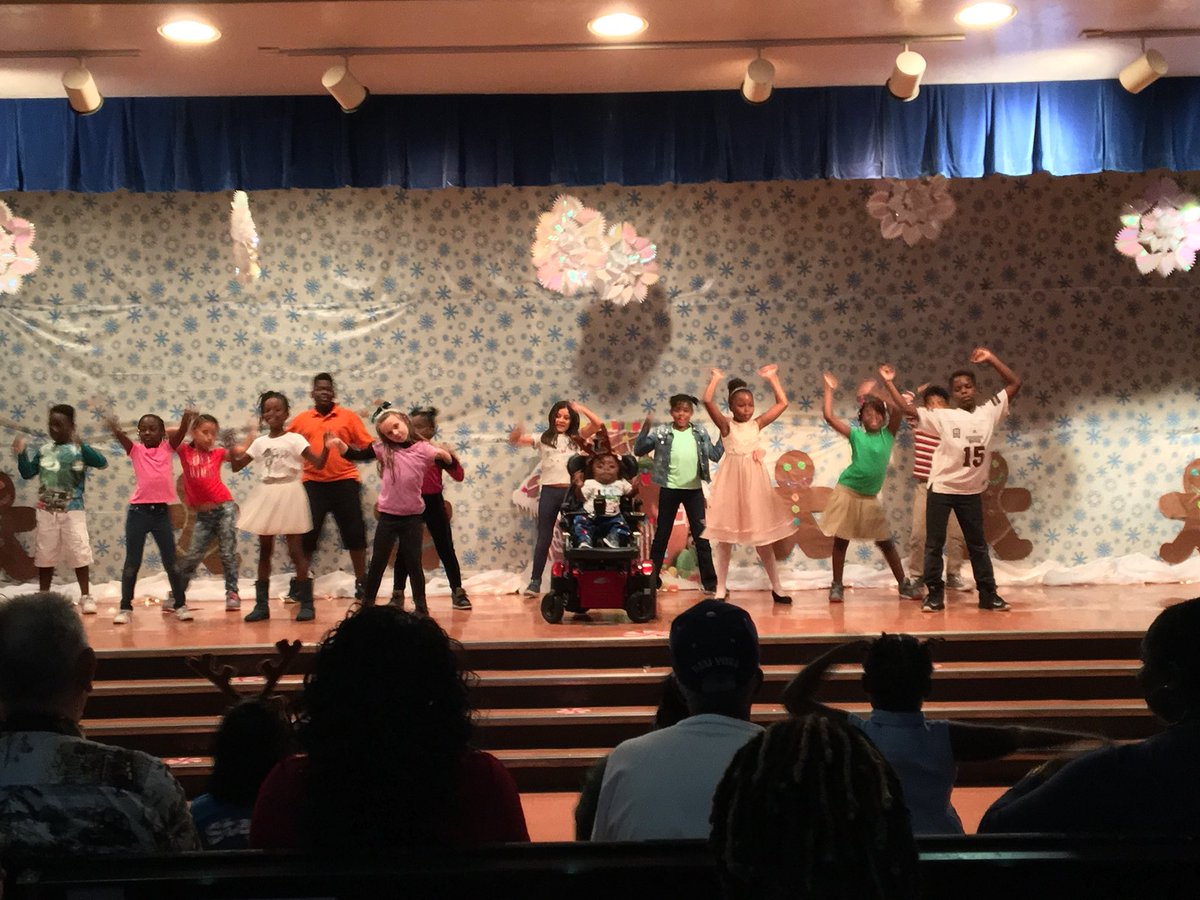 MrTaylorTCS's tweet photo. Amazing Winter Show this evening! @SeminoleTrails @STESPrincipal https://t.co/rjIgKs3emS