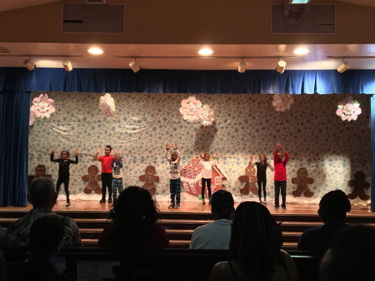 MrTaylorTCS's tweet photo. Amazing Winter Show this evening! @SeminoleTrails @STESPrincipal https://t.co/rjIgKs3emS