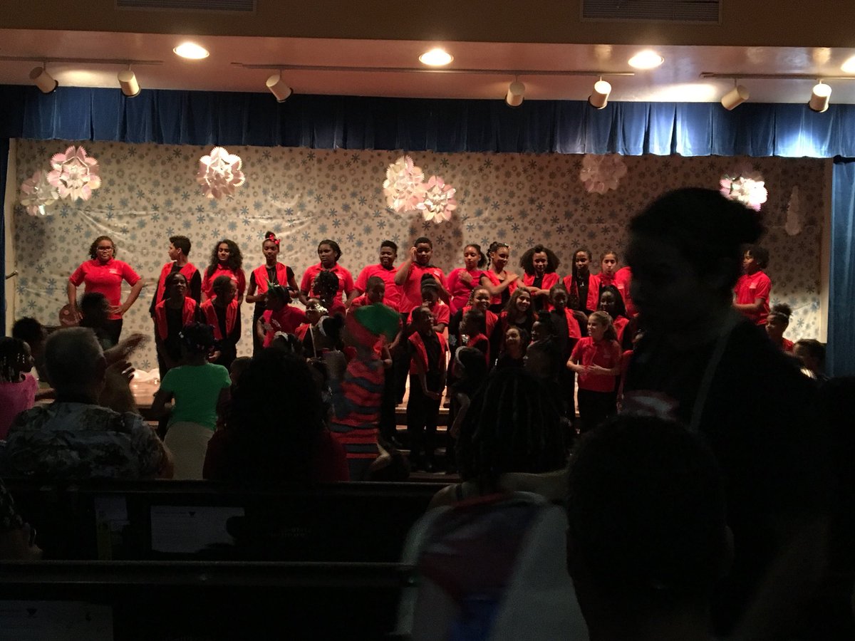 MrTaylorTCS's tweet photo. Amazing Winter Show this evening! @SeminoleTrails @STESPrincipal https://t.co/rjIgKs3emS