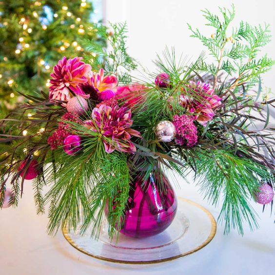 SyndicateSales's tweet photo. We are all about the jewel tones this Christmas! 😍
. . . 
📷: #3032 Lula Vase in Sangria
.
.
.
#mysyndicatestyle #Christmastree #Sangria #tistheseason #jeweltones #flashesofdelight #Christmascountdown #abmlifeiscolorful #thatsdarling https://t.co/gp1iuaKGJc