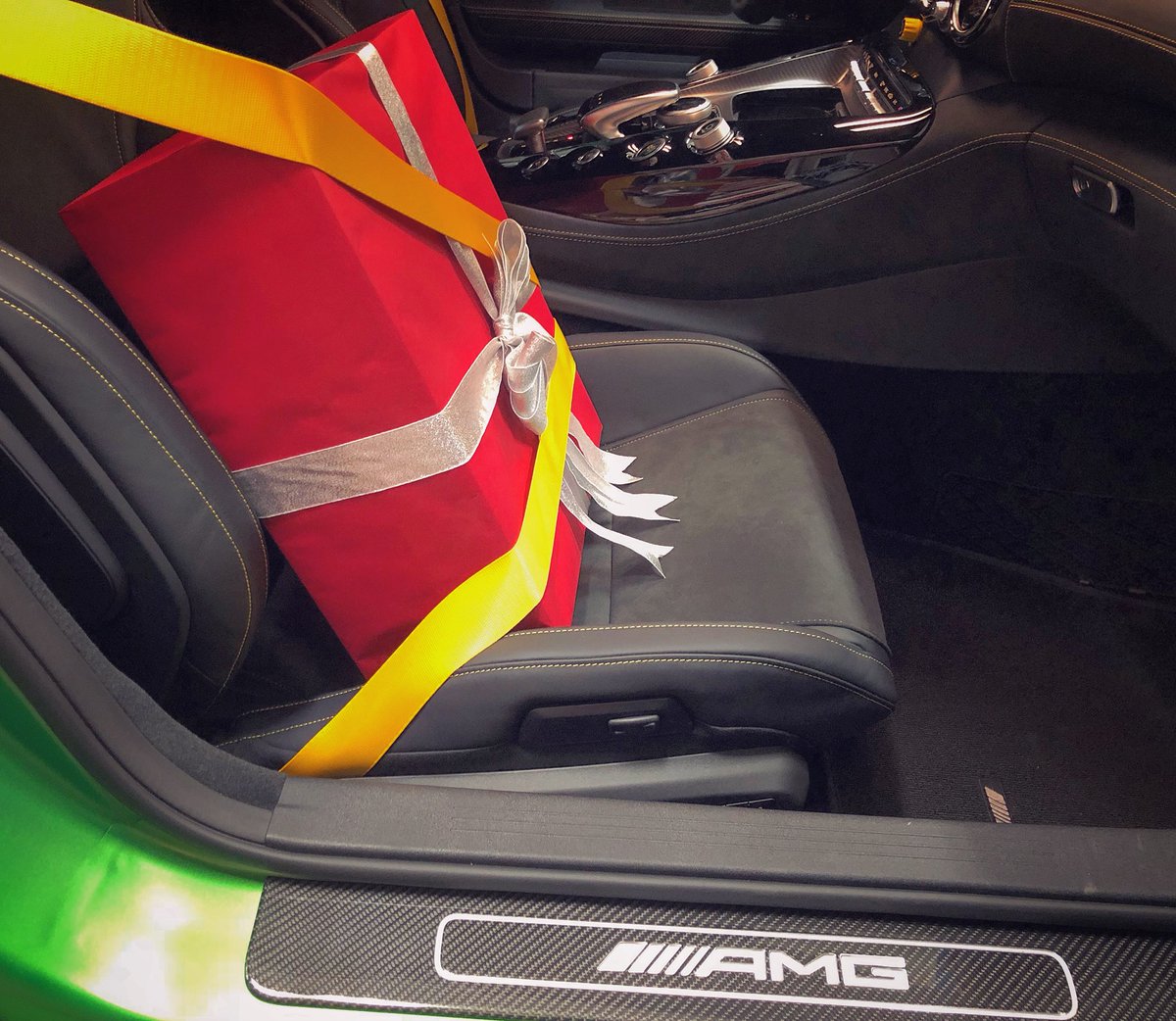 djskee's tweet photo. RT NOW TO WIN the first of 5 @Xbox One X systems I’m giving away thanks to @Helzberg 💎! The Santa Skee sled is loaded up and on the way to UPS to ship to the winner chosen via random number generator in order of post (Winner must be following me too) 🎅🎁💎🏎 https://t.co/Qxsx6xgIK0