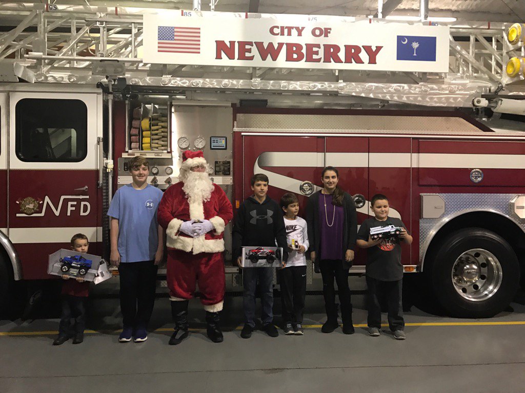 MinickKeith's tweet image. Enjoying a visit from Santa! Great fellowship with crew/families.