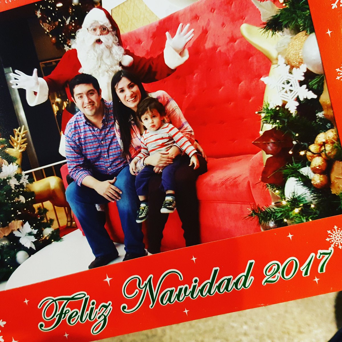 Benitormz's tweet photo. Gracias Dios por nuestro hijo, por este gran año y por lo que sigue !
#FotoConSanta #Navidad2017 #BenitoRG con sus papás ! https://t.co/2UdcgzbwaI