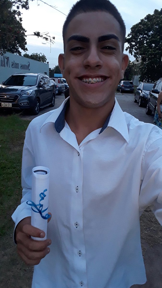 bie_lc's tweet photo. Acabou, graças a Deus! 🙌 
E PRA QUEM DUVIDOU, TÔ FORMADO ... 🎓
#Formando2017 https://t.co/aiKW74xqWv