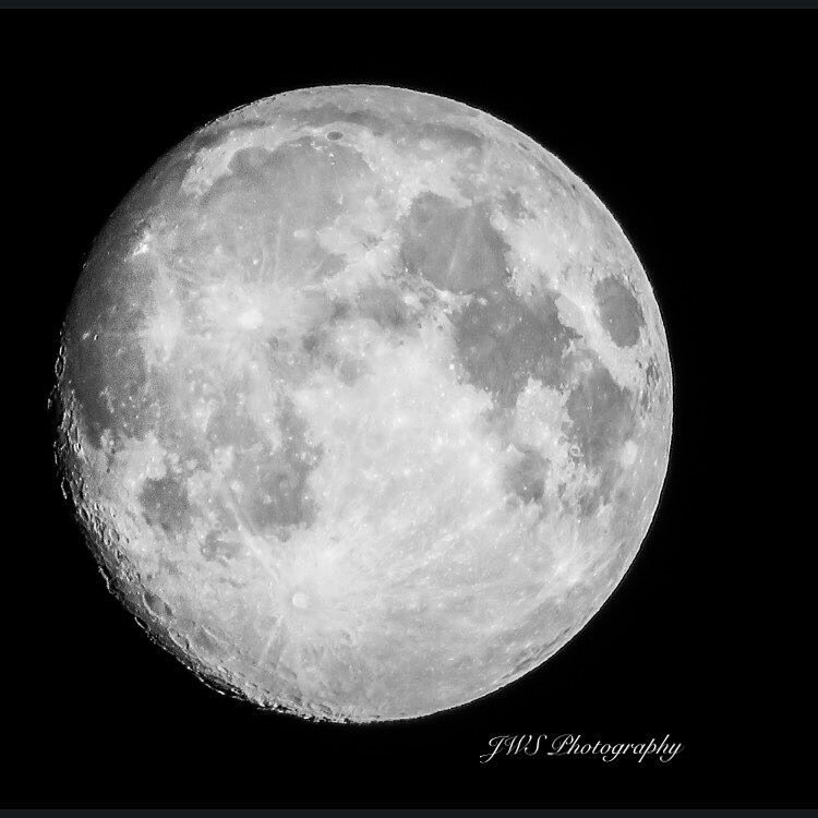 moonpicsdaily's tweet photo. #nightlights #moonlight #moon #nightlife #moonphotography #moonpics #moonpicsofinstagram #instamoon #moongazing #wearenotalone #my_moon https://t.co/RYla9MMha2