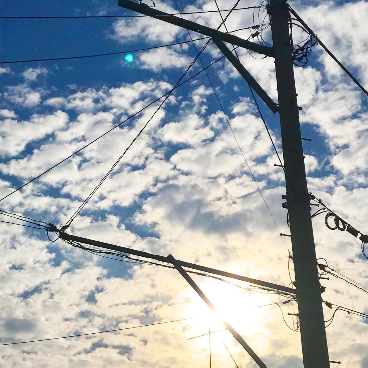 dorky_dork09's tweet photo. Kim Jonghyun's funeral day, a Pearl Aqua Moon appeared 

photos takes from different jShawols

Jonghyun was like, "I'm here at heaven. I'm happy. No more pain anymore" https://t.co/YhNHmCkvyh