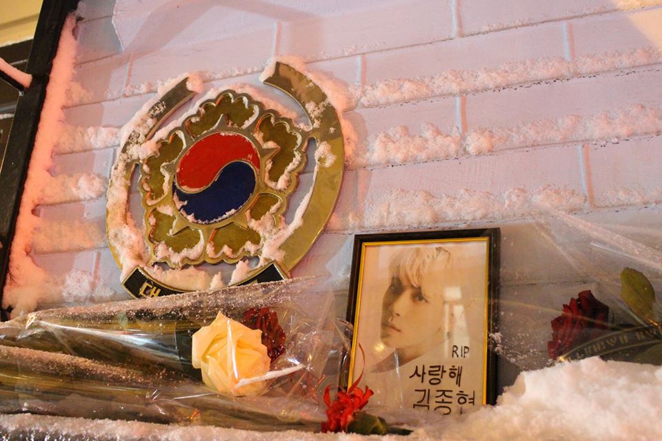 mofa_kr's tweet photo. 우리 대사관 앞에 추모공간을 만들고
샤이니 종현군을 기리며 함께 슬픔을 나누는 
현지 팬들의 모습을 전합니다.

고인의 명복을 빕니다. https://t.co/HatOr9VR0o