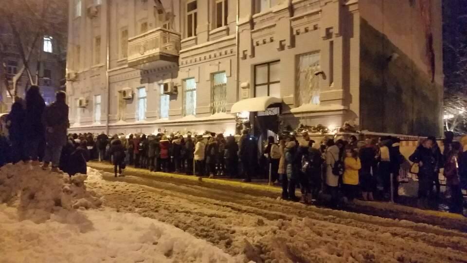 우리 대사관 앞에 추모공간을 만들고
샤이니 종현군을 기리며 함께 슬픔을 나누는 
현지 팬들의 모습을 전합니다.

고인의 명복을 빕니다.