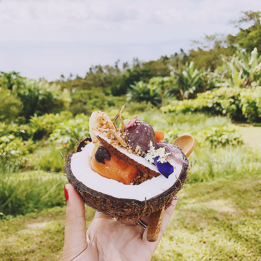 Breakfast for champions! 🌴 @saiatreefiji create organic coconut bowls that are finger-licking good, in the heart of Taveuini. 🍇  📷  @fijiwanderer on Instagram