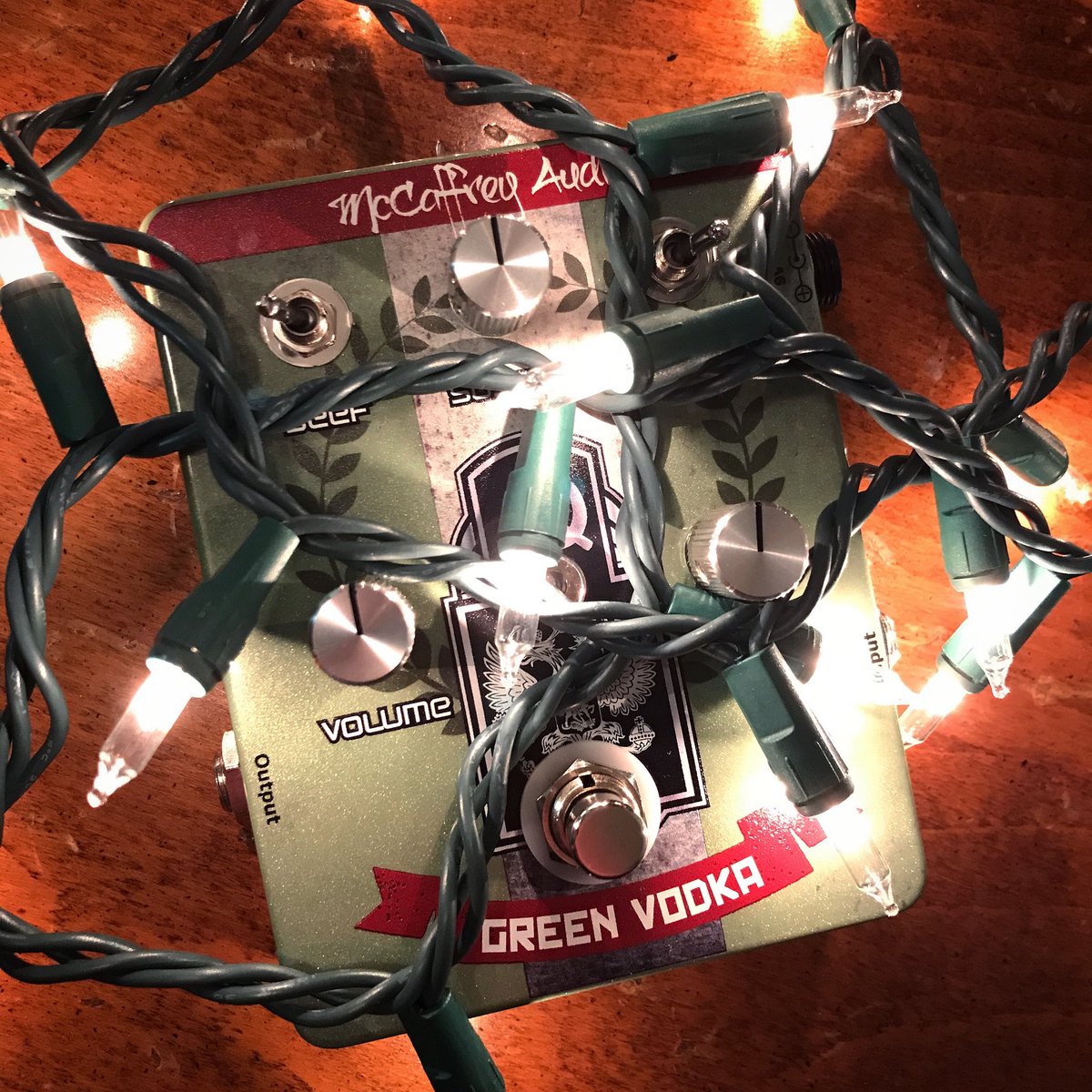 ''Tis the season for photos of guitar pedals covered in Christmas lights!
🌲🎸🎁😍🎅🏼☃️