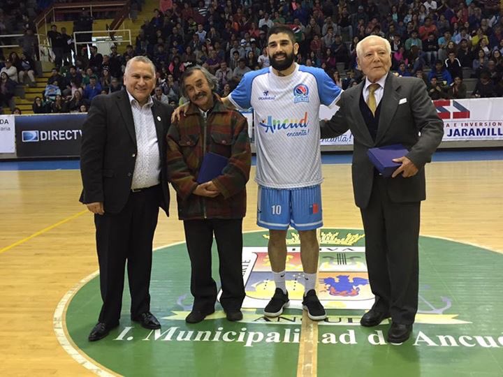 Alcalde_CGomez's tweet photo. Esta noche donde se enfrenta @ABA_Ancud y Deportes Valdivia, hemos querido reconocer a dos destacadas personas del ámbito deportivo Sr. Arsenio Velasquez Villegas y el 
Sr. Luis Ojeda Cárdenas.
Gracias por contribuir por tantos años en el deporte de nuestra comuna.
Felicidades! https://t.co/HPw7J5IZxQ
