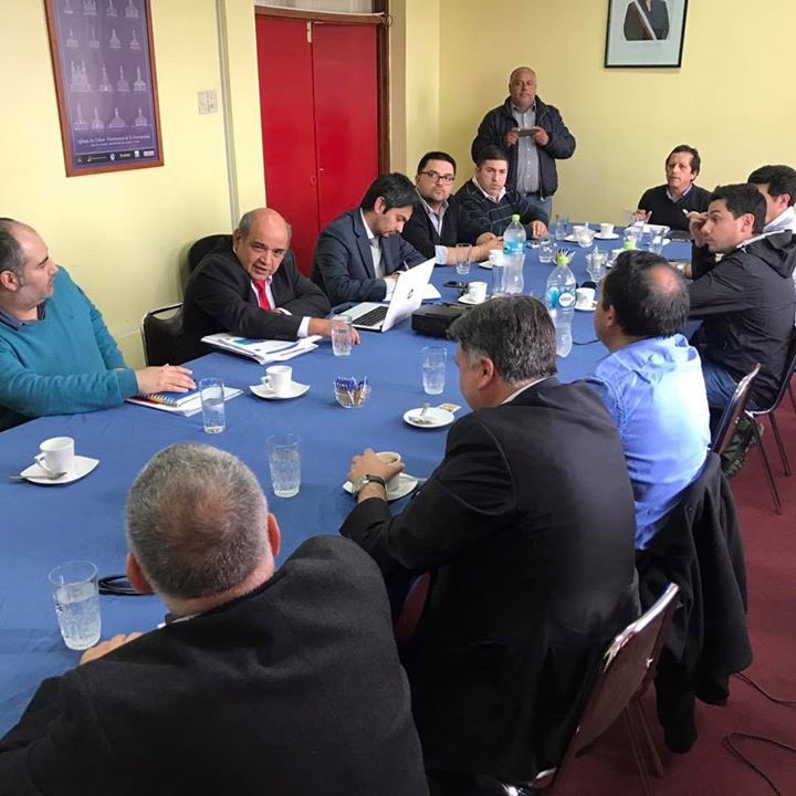 Alcalde_CGomez's tweet photo. En reunión de Alcaldes en Castro con funcionarios de la @subdere_x abordando modificación Planta Municipales https://t.co/KDOxXkoYJk