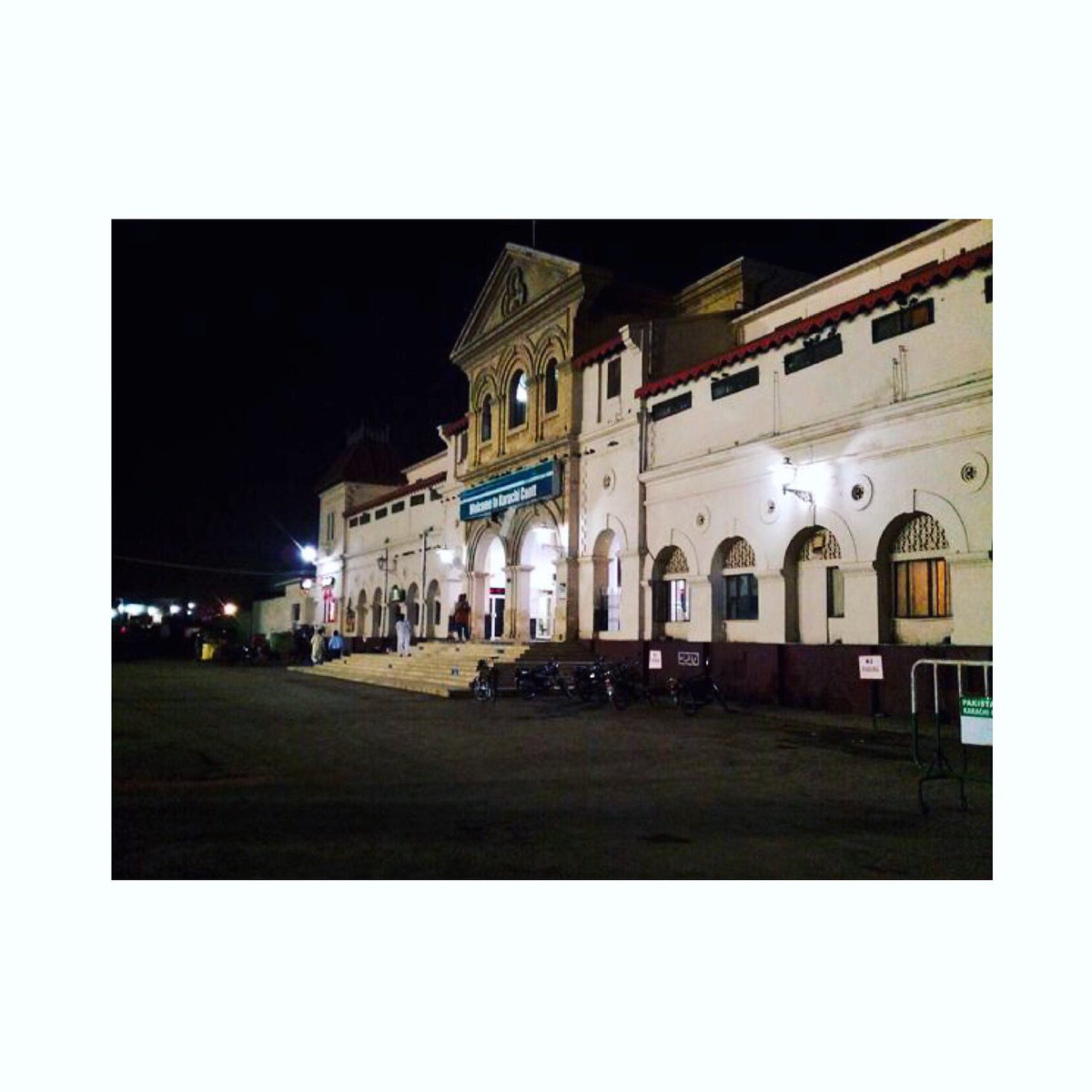 Mehroz85727583's tweet photo. #karachitolahore #coldweather #pakistanrailway #shalimaarexpress #PR #coldmorning #karachicantt #train #karachicanttstation https://t.co/SSosdwwgo3