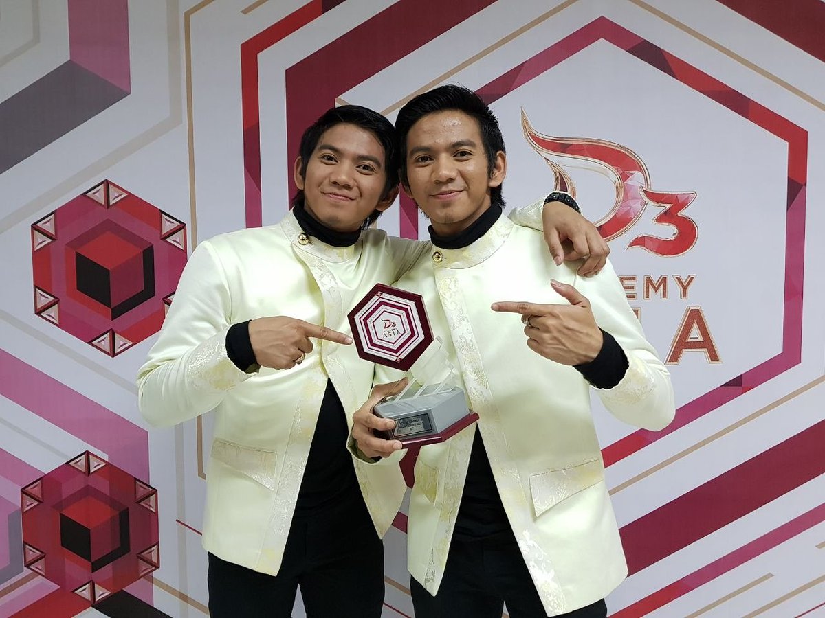 Selamat kepada <a href="/DA2_Rizki/">Rizki 2{R} Real</a> dan <a href="/DA2_Ridho/">Ridho 2{R}</a> yang dinobatkan sebagai Selebriti Paling Sosmed! #KonserSocmedDAA3