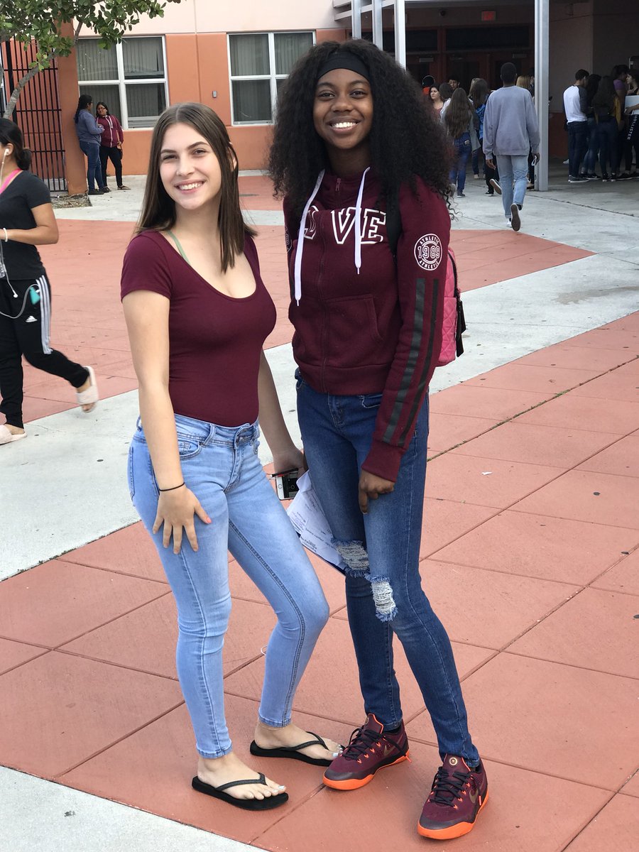 codieeeee_'s tweet photo. Exam week, lookin happier than we actually are ! 💮 https://t.co/kDB2CJjFbB