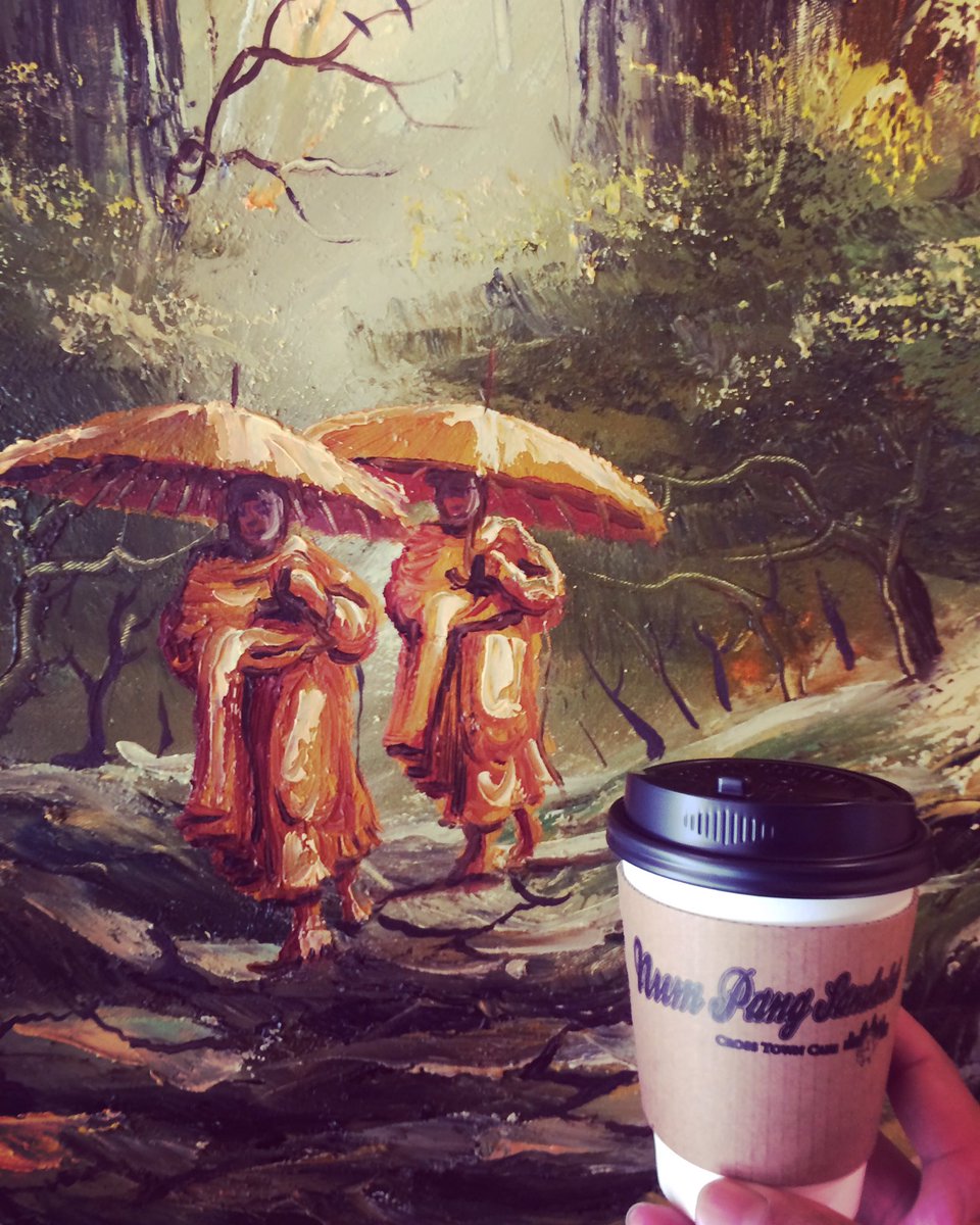 nps_ctc01's tweet photo. 当店自慢のコーヒー☕️と油絵のコラボレーション！！
一番人気の席なので、空いてない事もしばしば((((；ﾟДﾟ)))))))

早い者勝ちですよ♪♪
#クロスタウンカフェ #カンボジア #コーヒー #珈琲 #アンコールワット https://t.co/fBdOxjNWMv
