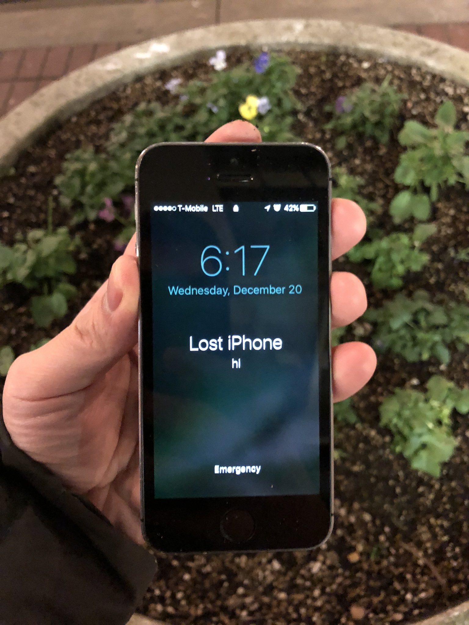 Godfrey Chan on X: &ldquo;Um I found this phone chilling on the street 