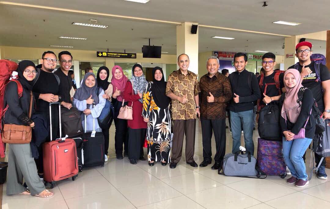 nascheom's tweet photo. Jutaan Terima Kasih kpd Prof. Tan Sri @MohdShukriYajid di atas trip GLP utk #msusrc1516 ke Banda Acheh, Indonesia. Moment yg indah utk dikenang sepanjang menjadi wakil pelajar. #msumalaysia https://t.co/YolnfGN2K2