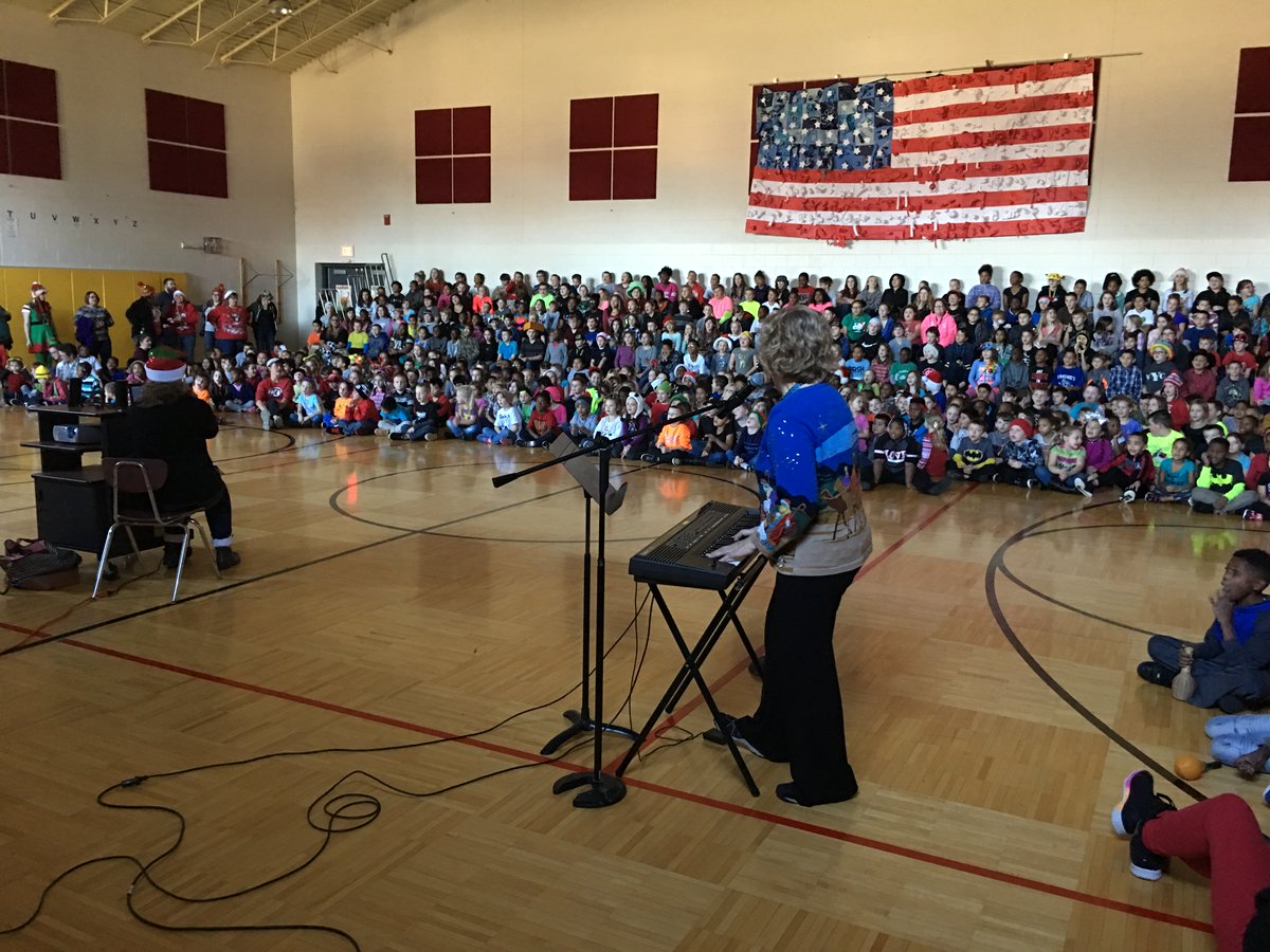 10thStElem's tweet photo. Our school-wide Christmas sing-along🎄 https://t.co/wVqxsnCLEf
