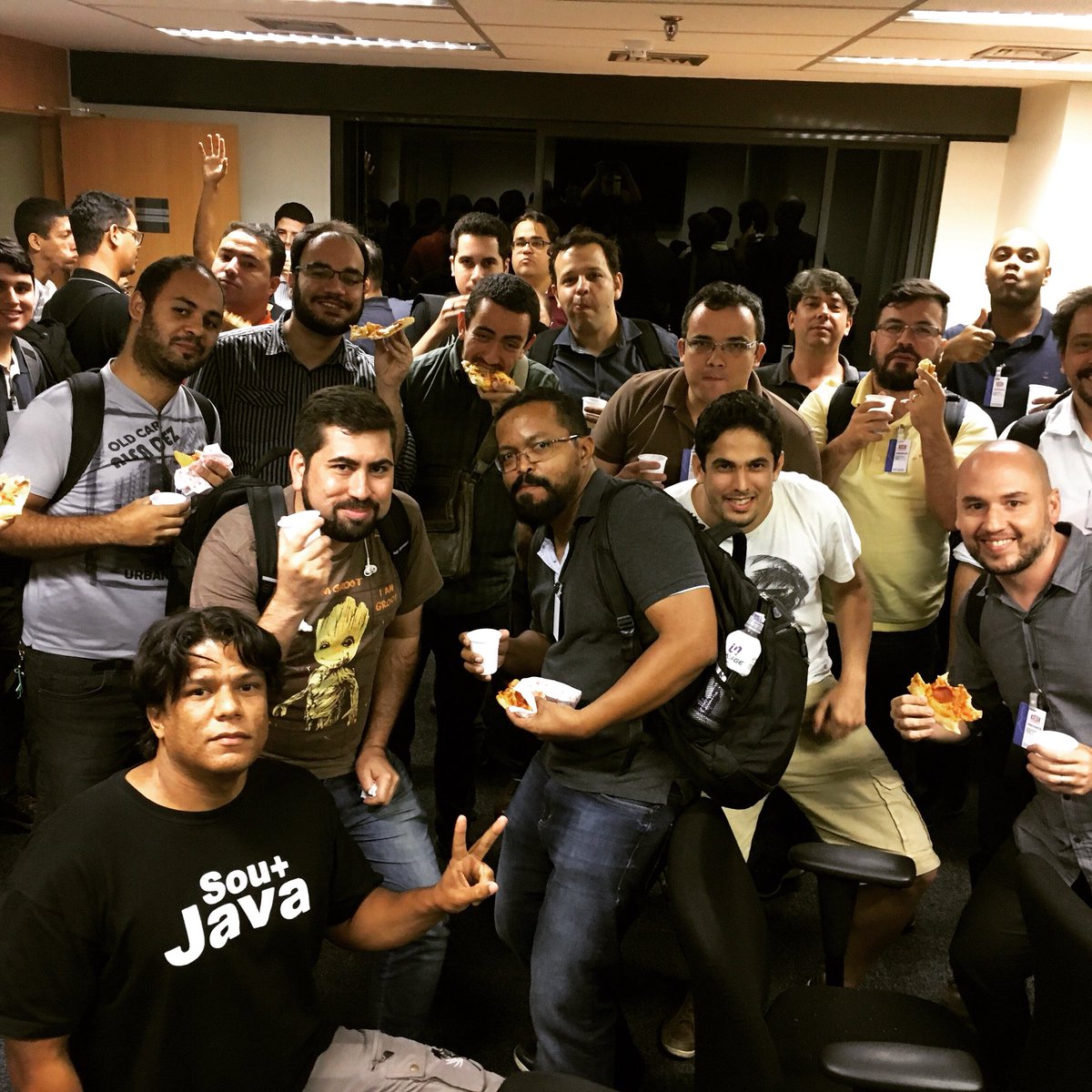 wyefueng's tweet photo. RT Reulison: Segue o sprint da semana, ontem Meetup sobre #Java na Oracle e hoje mais um Meetup de #GrowthHacking, essa incrível comunidade se reuniu no Space Coworking. #BeTheShifter https://t.co/9JJ4eHJDqi
