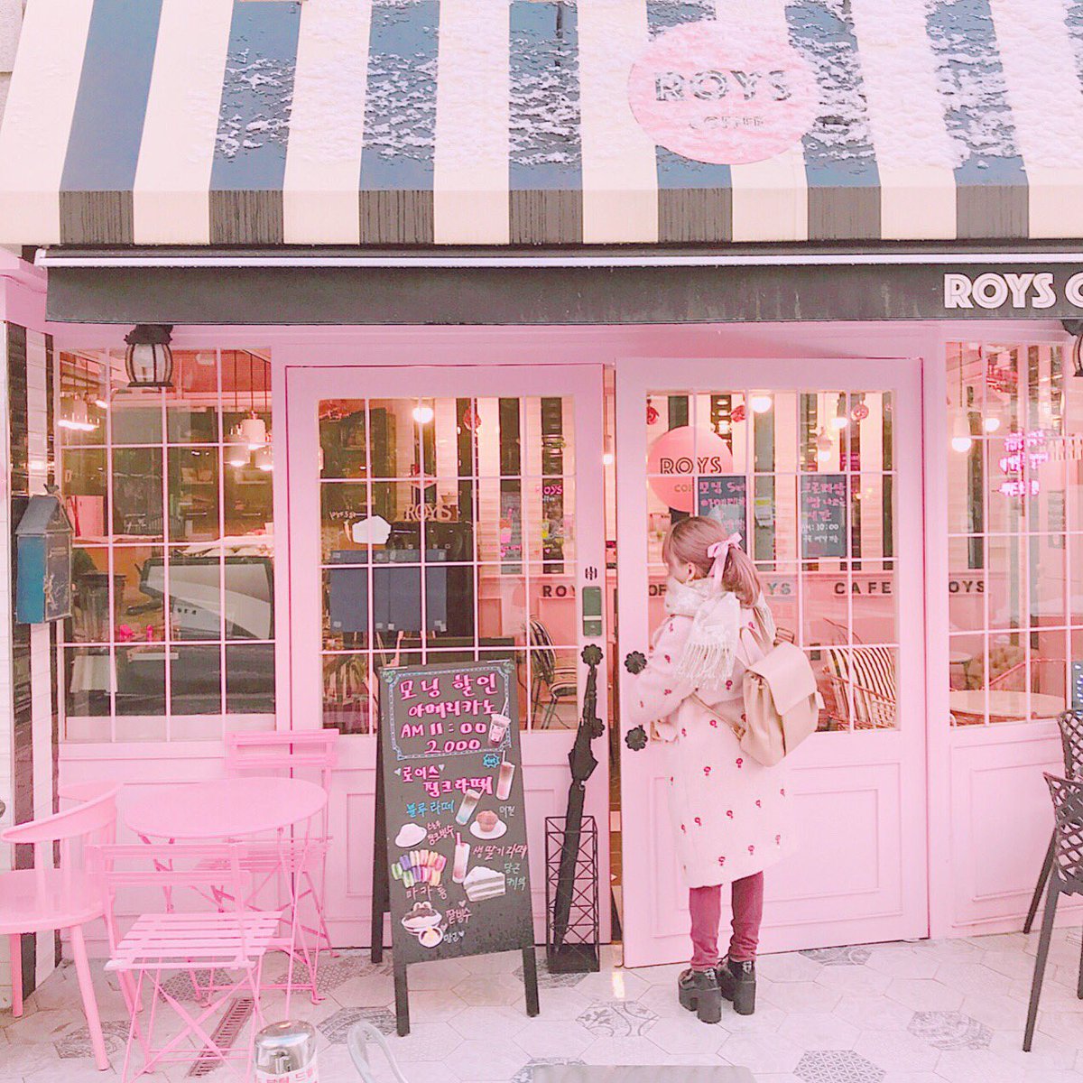 かなさんぽ Pink Black のカフェ Roys 外観も店内もめちゃかわいいよ ドリンクもデザートも美味しくて満足 韓国の清潭駅にあるよ 年内最後の がおわりました また来年もたくさん行けますように 韓国旅行 韓国カフェ ピンク