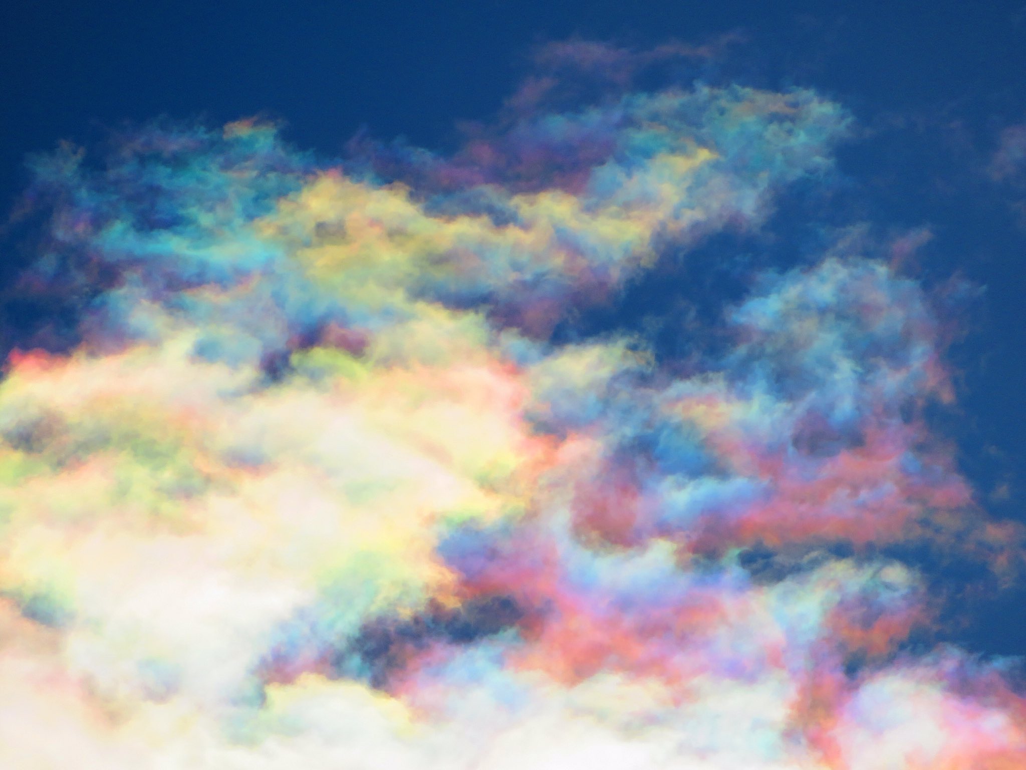 風と雲と虹と 虹色の扇が空に出現 関東各地で彩雲が見られる - ウェザーニュース