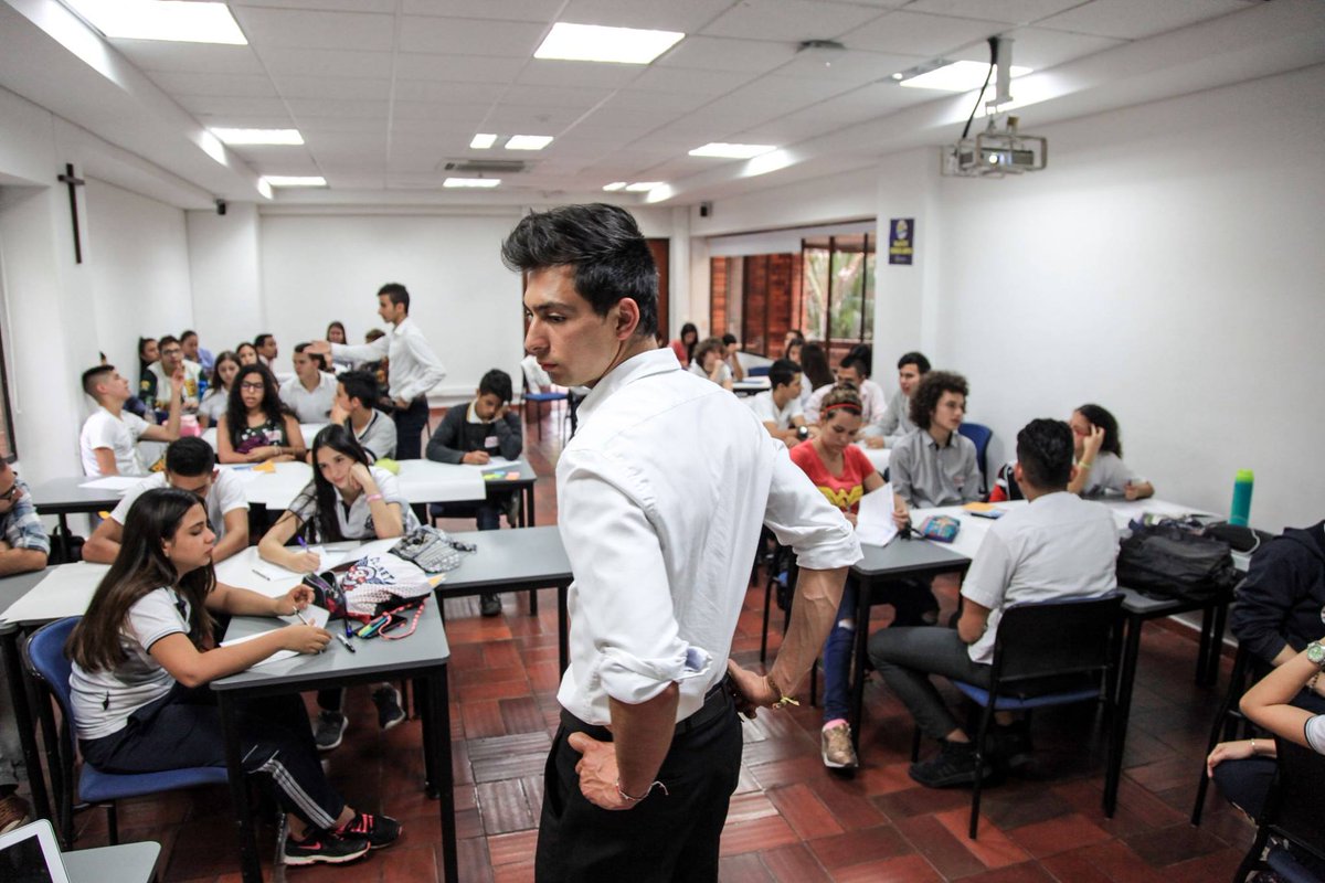 SoyQubo's tweet photo. Agradecidos con @javerianacali y 50 estudiantes de 10 y 11 grado que nos recibieron para brindarles el Taller #InnovaciónCiudadana junto a la red  @YLAINetwork Colombia. Nuestro director @DavidMeAnQubo usó la metodología #ENprender guiándoles en la construcción de emprendimientos https://t.co/x8WeYqkGRt